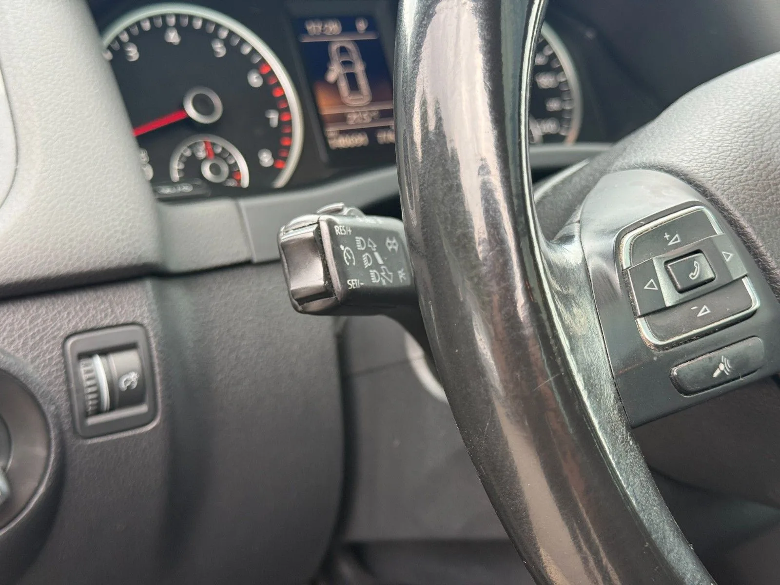 Volkswagen Tiguan Track & Field 4Motion*DSG*AHK*Bi-XENON*