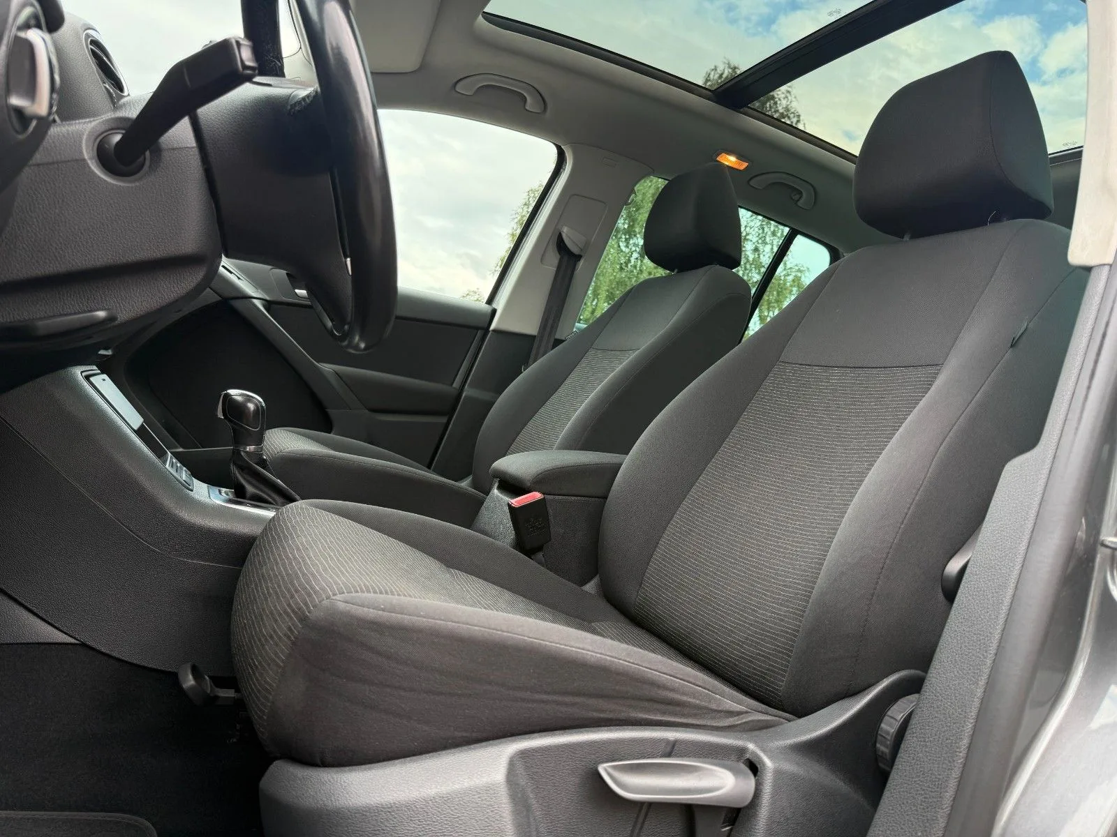 Volkswagen Tiguan Track & Field 4Motion*DSG*AHK*Bi-XENON*